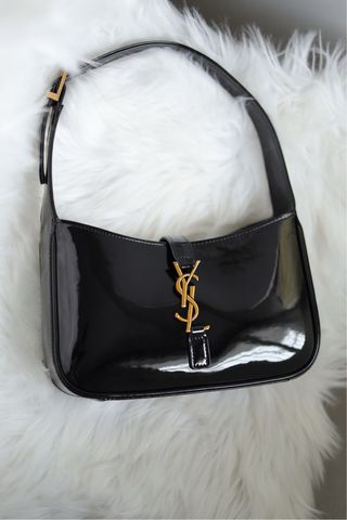 Bolso de hombro charol negro