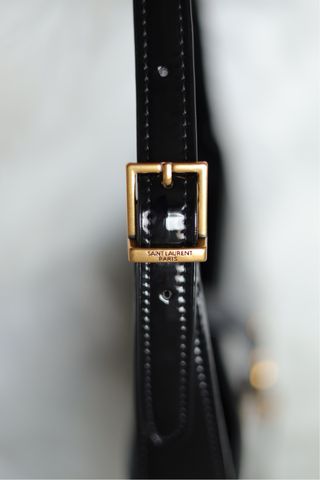 Bolso de hombro charol negro