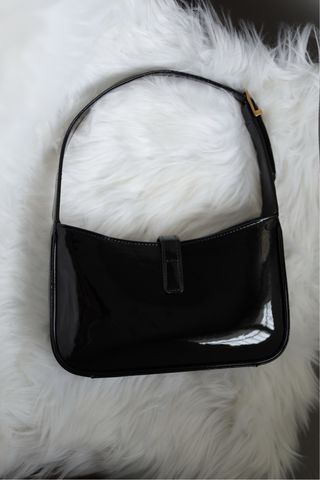 Bolso de hombro charol negro