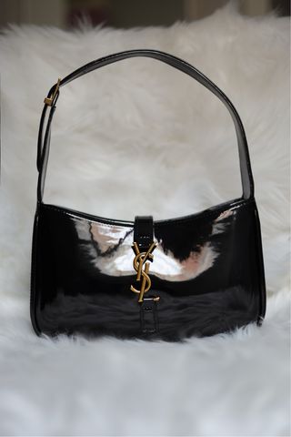 Bolso de hombro charol negro