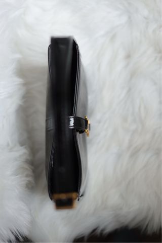 Bolso de hombro charol negro