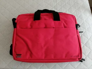 Mochila roja para portátil y papeles
