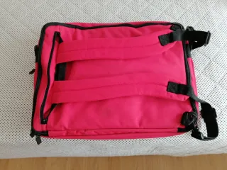 Mochila roja para portátil y papeles