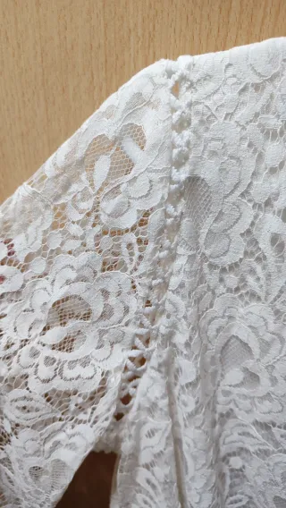 Camisa de encaje blanco con perla