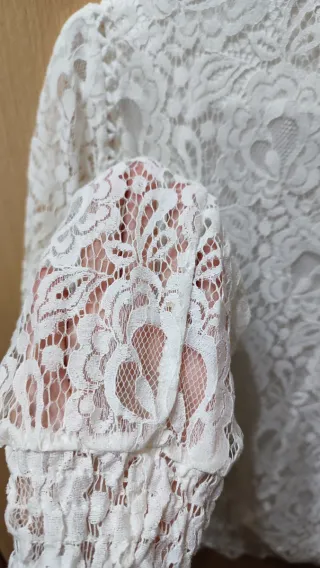 Camisa de encaje blanco con perla