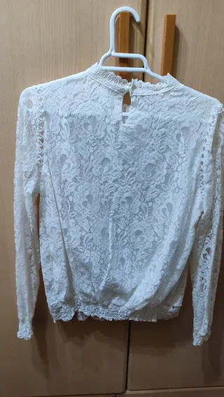 Camisa de encaje blanco con perla