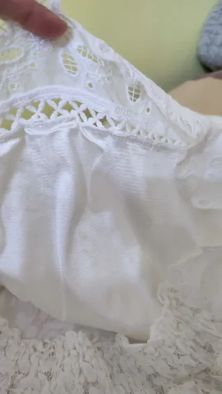 Camisa de encaje blanco con perla