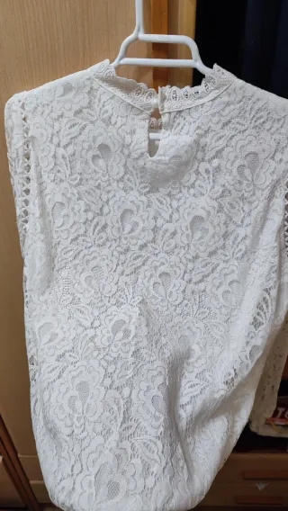 Camisa de encaje blanco con perla