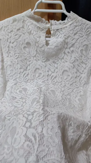 Camisa de encaje blanco con perla
