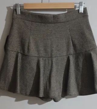 Falda pantalón cuadros marrón y negro.