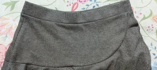 Falda pantalón cuadros marrón y negro.