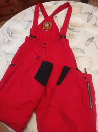 Mono de nieve rojo con tirantes