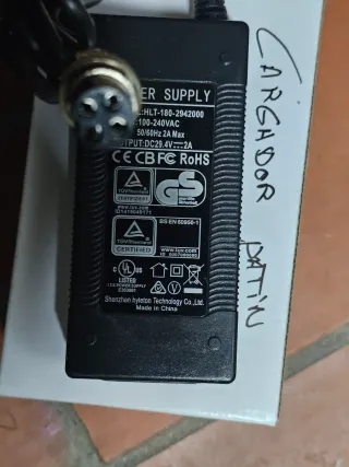 Cargador Hyleton Patinete Eléctrico DC29.4V 2A