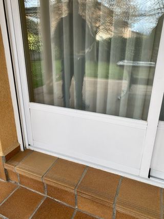 Ventana corredera salón blanca