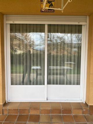 Ventana corredera salón blanca