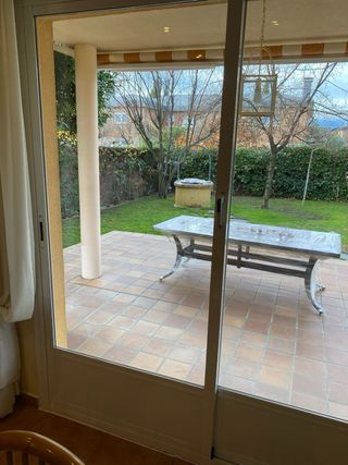 Ventana corredera salón blanca