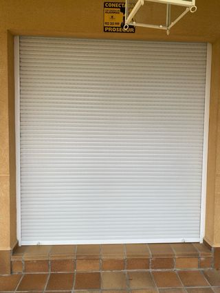 Ventana corredera salón blanca