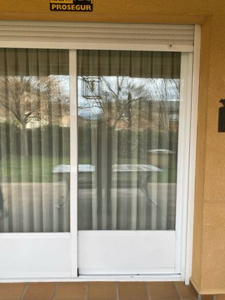 Ventana corredera salón blanca