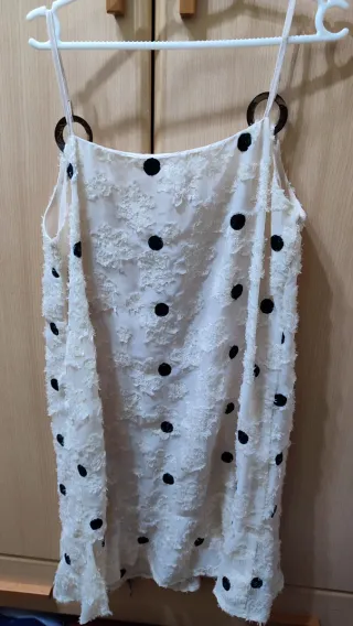 Vestido blanco con topos negros