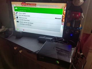 Xbox 360 Slim 40 GB +11 Giochi(Senza Controller)