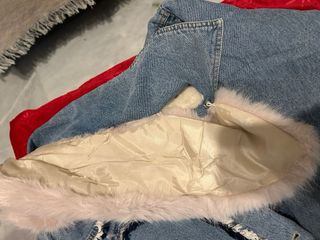 Chaqueta vaquera con pelo rosa