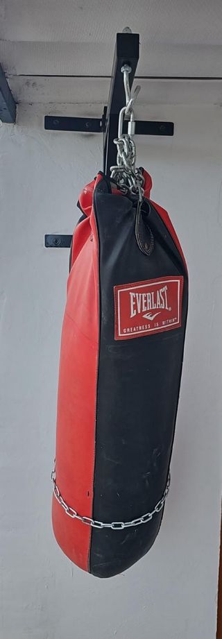 Saco boxeo y gancho pared