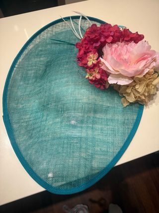 Tocado de fiesta rosa y verde azulado