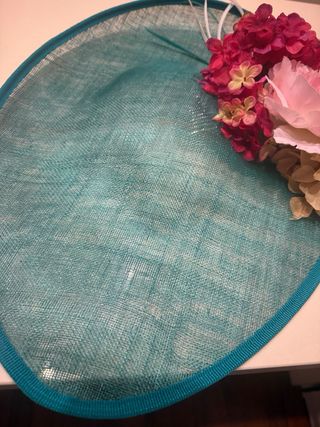 Tocado de fiesta rosa y verde azulado