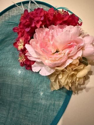 Tocado de fiesta rosa y verde azulado