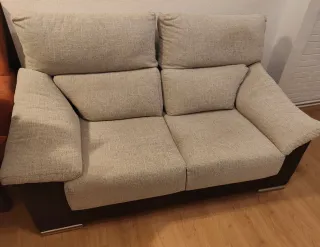 Sofá  beige y marrón, parte inferior piel marrón