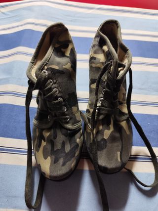 Botines de tacón con camuflaje
