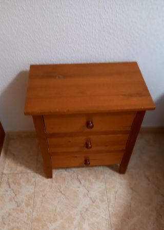 2 Mesillas de noche de madera Y 2 mesas escritorio