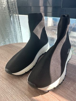 Zapatillas Prada Negras y Blancas