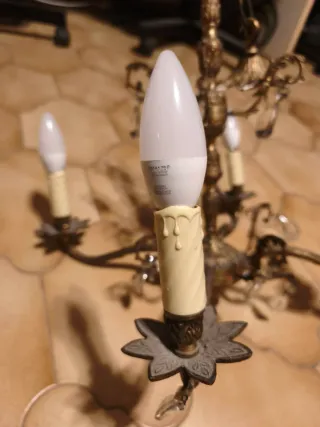 Lámpara de araña dorada con cristales