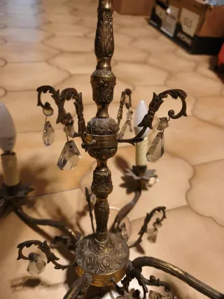 Lámpara de araña dorada con cristales