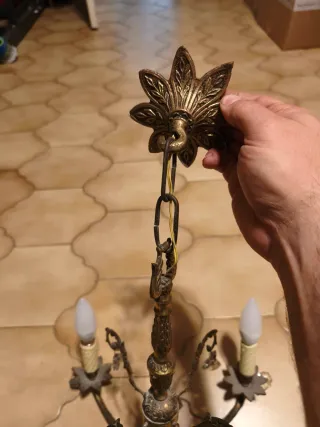 Lámpara de araña dorada con cristales