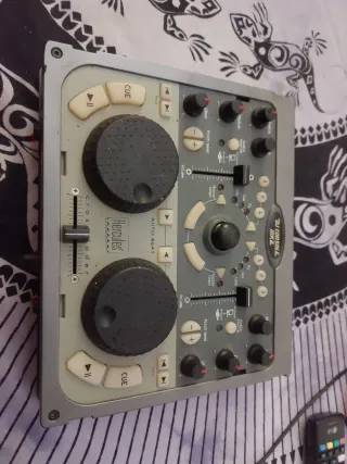 Mesa de mezclas Hércules DJ Console MK2.