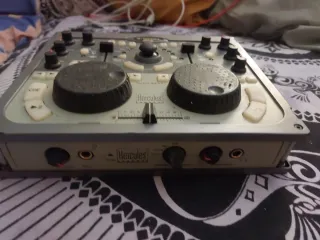 Mesa de mezclas Hércules DJ Console MK2.