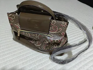 Bolso verde oliva con estampado
