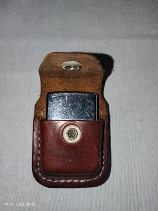 Mechero Zippo con funda de cuero
