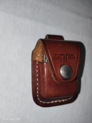Mechero Zippo con funda de cuero