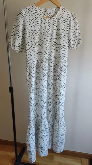 Vestido largo lunares blanco y negro.