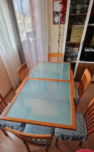 Mesa de comedor madera y cristal y sus 6 sillas