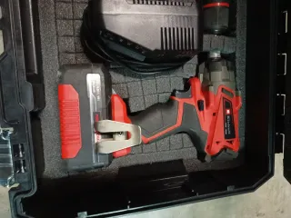 Taladro y atornillador Einhell con baterías