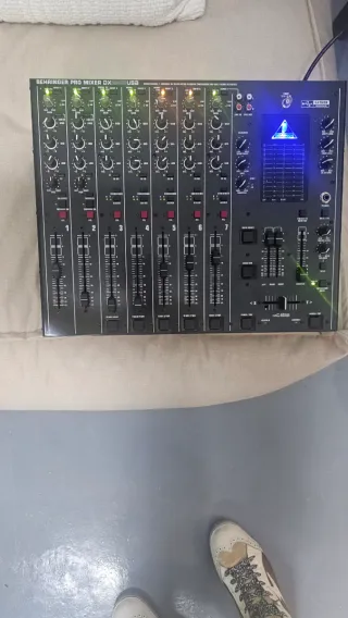 Mesa de Mezclas Behringer DX 2000 USB