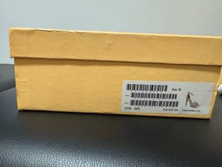 Zapatos de fiesta plateados y dorados