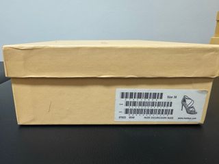 Zapatos de fiesta plateados y dorados