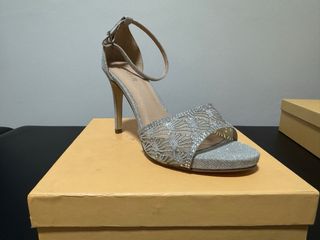 Zapatos de fiesta plateados y dorados