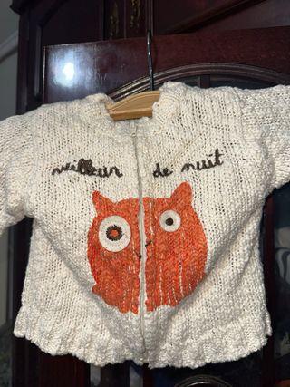 Chaqueta tejida con búho y texto
