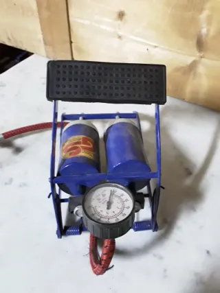 Bomba de pie para neumáticos